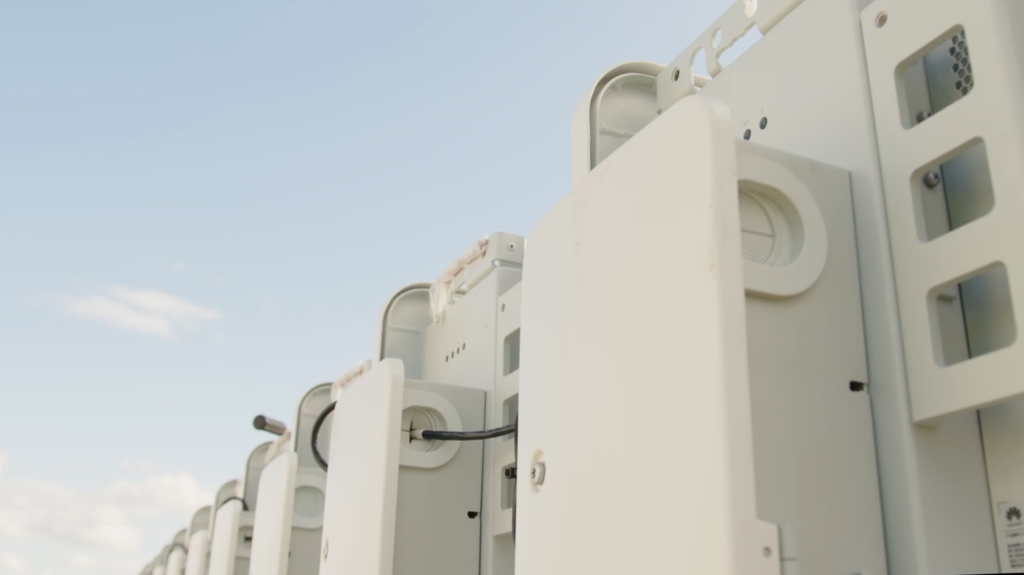 Seitenanblick Batteriespeicher für Industrie